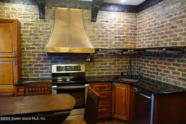 Staten Island, NY 10309,6136 Amboy RD