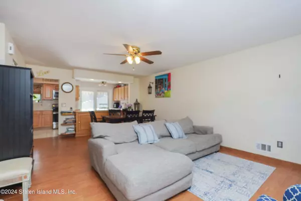 Staten Island, NY 10309,52 Cypress LOOP