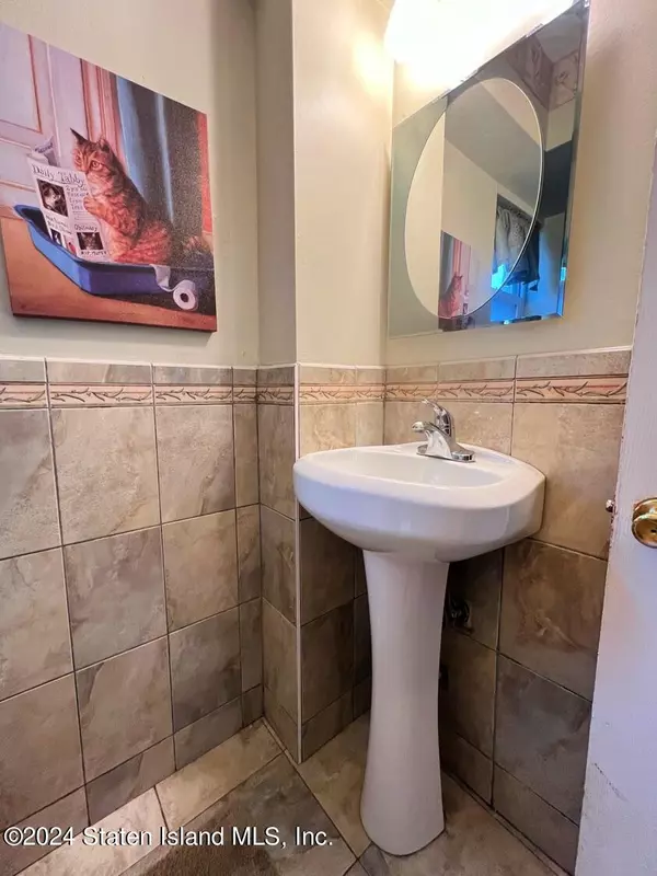 Staten Island, NY 10306,393 Montreal AVE