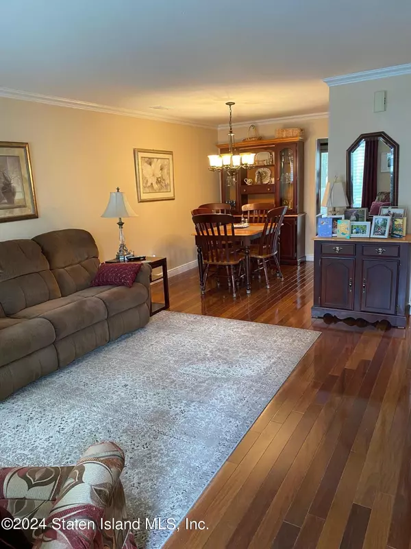 Staten Island, NY 10309,27 Redwood LOOP