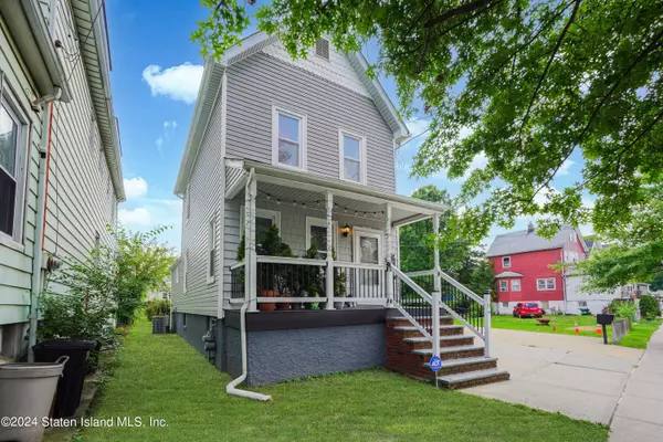 28 Hooker PL, Staten Island, NY 10302