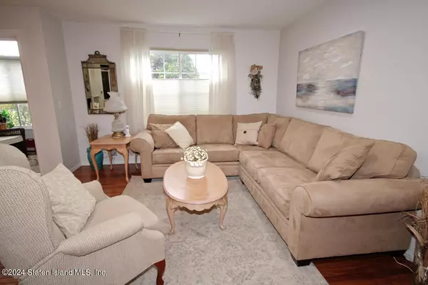 Staten Island, NY 10309,840 Rossville AVE