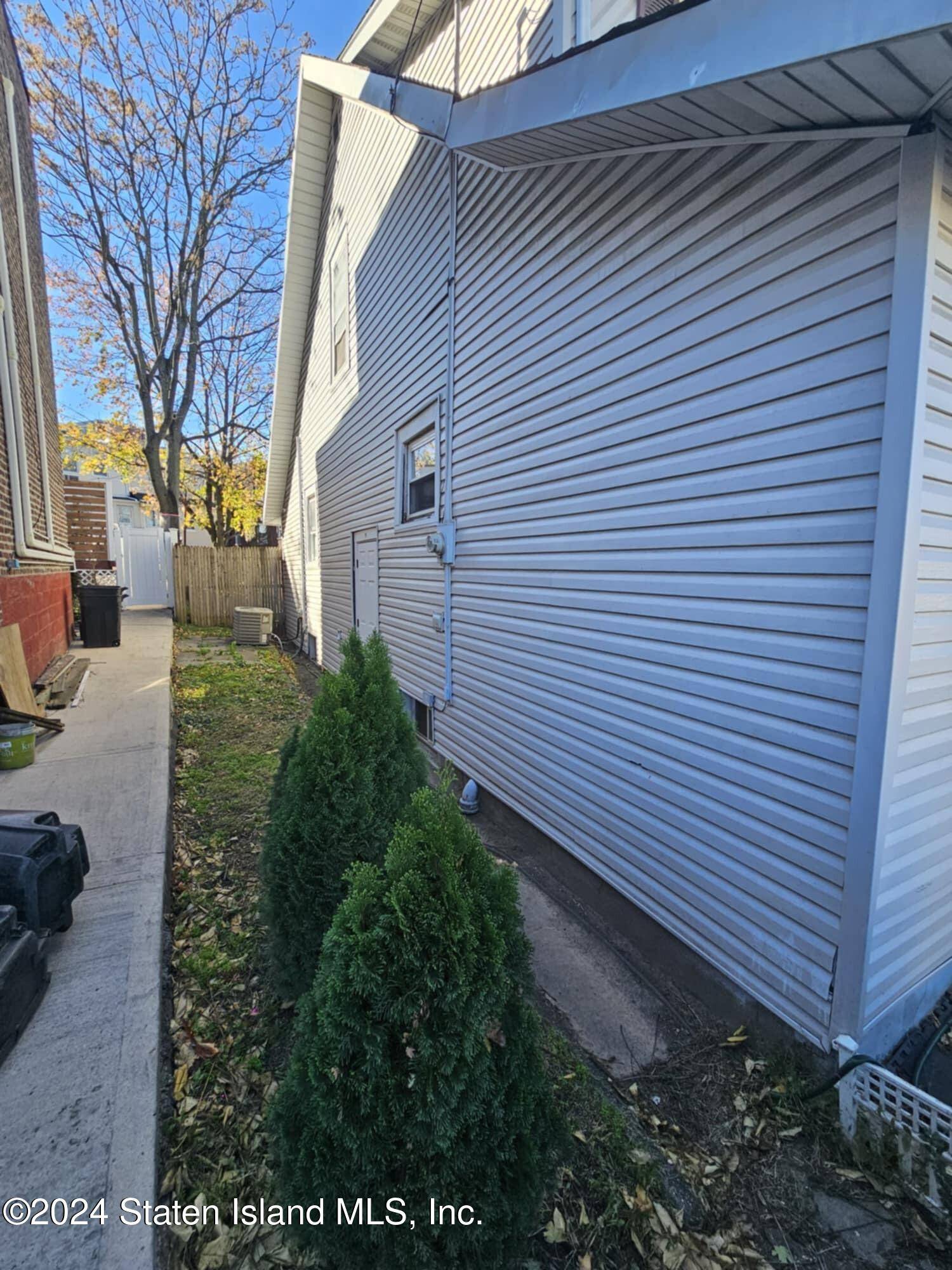 Staten Island, NY 10301,414 Castleton AVE