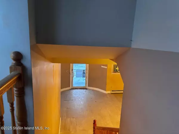 Staten Island, NY 10301,61 Central AVE