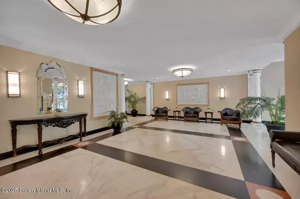 Staten Island, NY 10301,1100 Clove RD #2-E