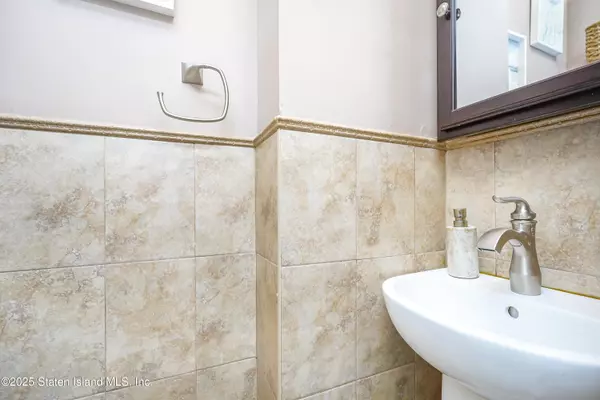 994 Rensselaer AVE Staten Island, NY 10309