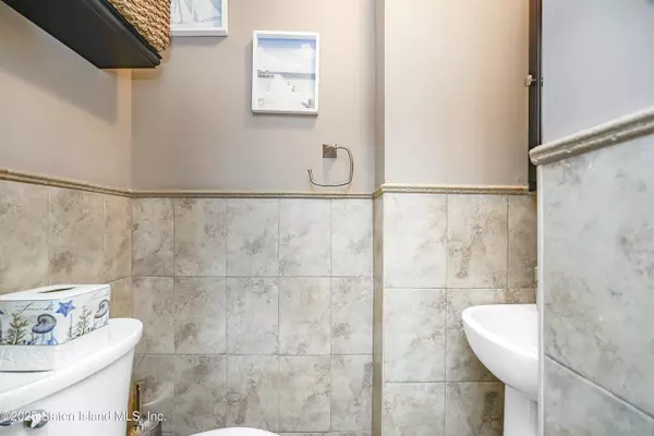 994 Rensselaer AVE Staten Island, NY 10309