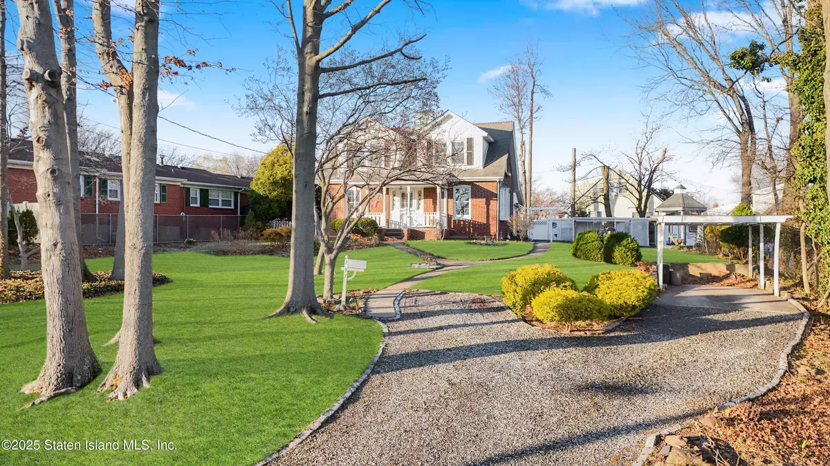 Staten Island, NY 10312,297 Woods Of Arden RD