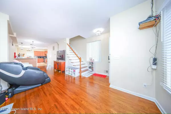 Staten Island, NY 10306,521 Mill RD