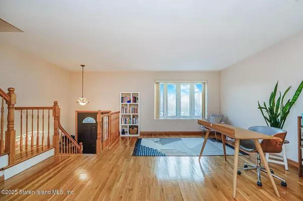 Staten Island, NY 10305,291 Hillbrook DR
