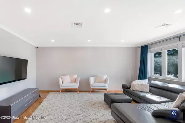 Staten Island, NY 10304,995 W Fingerboard RD