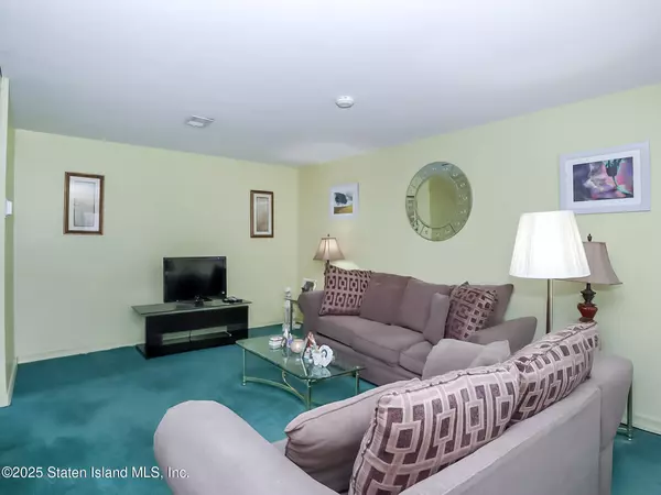 Staten Island, NY 10314,61 Stone LN