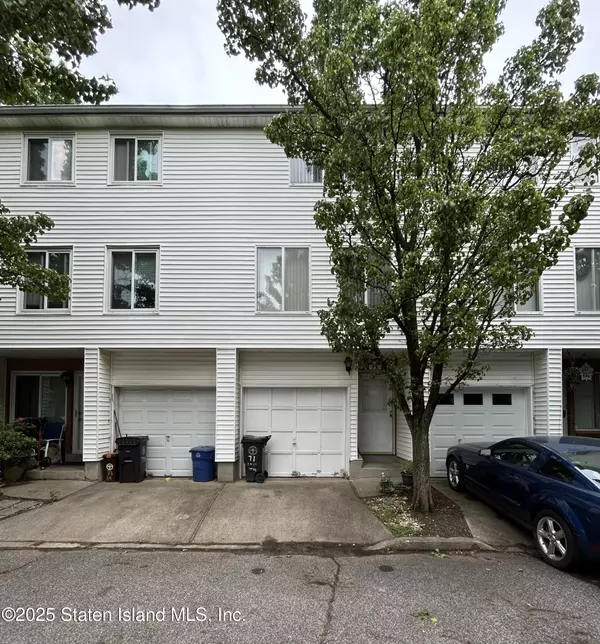 71 Emily LN, Staten Island, NY 10312