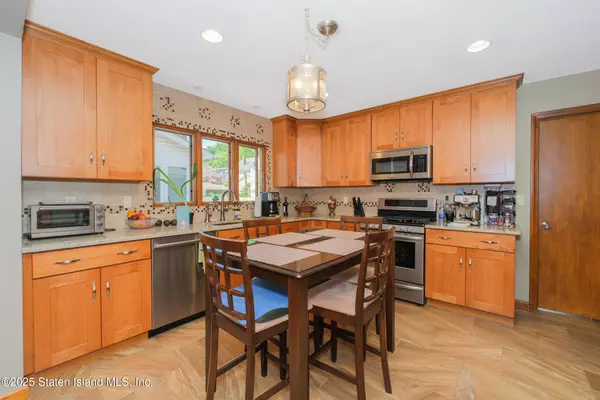 Staten Island, NY 10306,395 Clawson ST