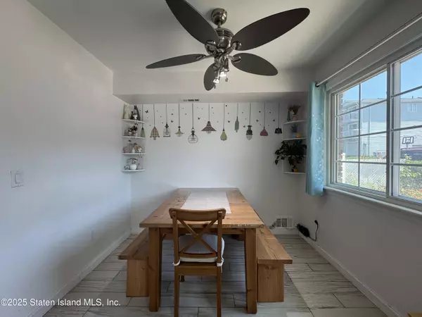Staten Island, NY 10314,61 Country DR N