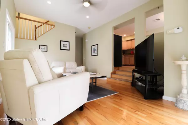 Staten Island, NY 10308,21 Coral CT