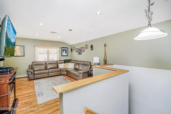 Staten Island, NY 10312,11 Seguine PL