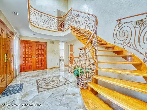 Staten Island, NY 10312,10 Arbutus WAY