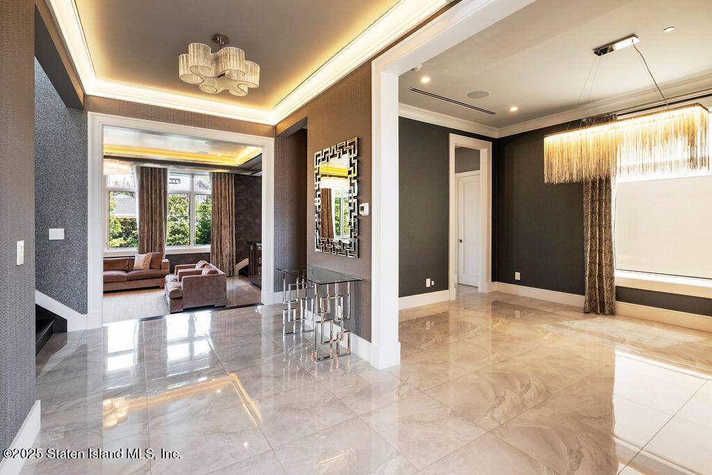 Staten Island, NY 10305,185 Radcliff RD