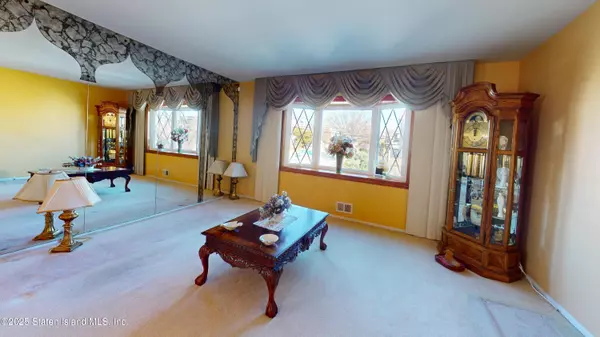 Staten Island, NY 10306,90 Justin AVE