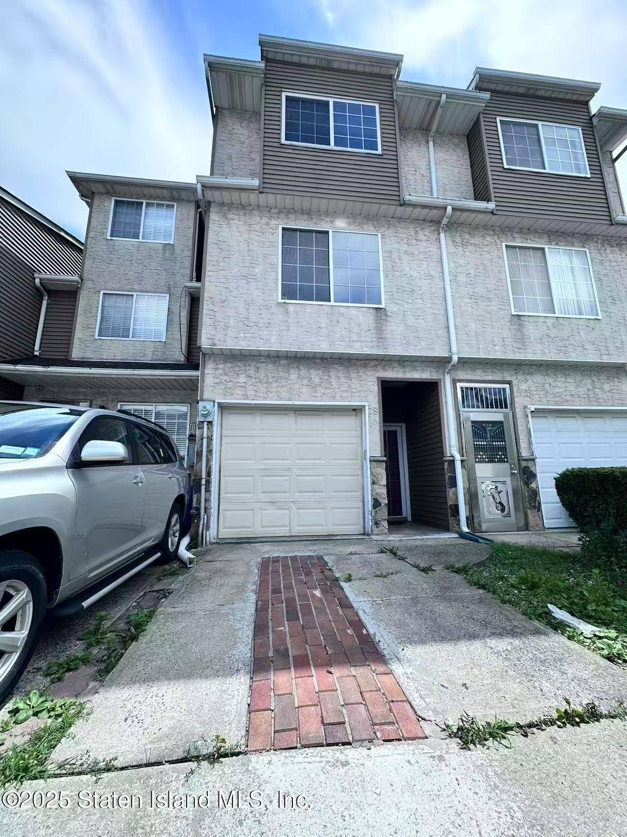 78 Stage LN, Staten Island, NY 10304