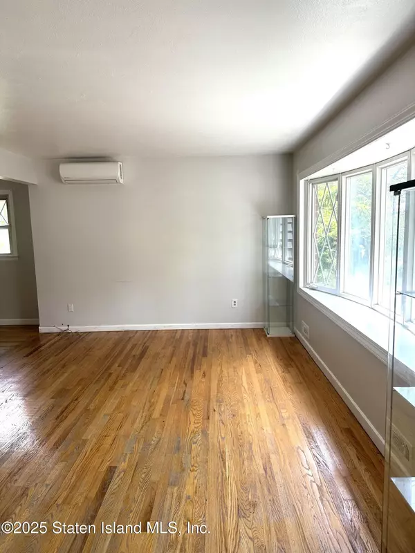Staten Island, NY 10306,11 W Cedarview AVE #1fl
