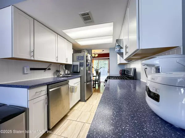 Staten Island, NY 10312,163 Hampton Green