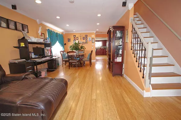 Staten Island, NY 10303,22 Confederation PL