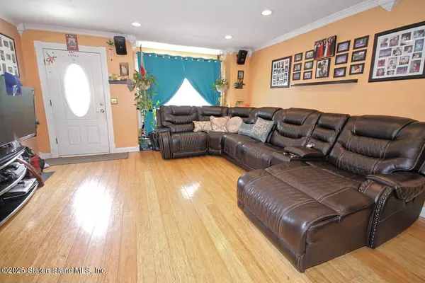 Staten Island, NY 10303,22 Confederation PL
