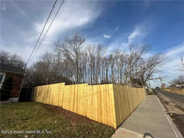 Staten Island, NY 10312,387 Woodrow RD