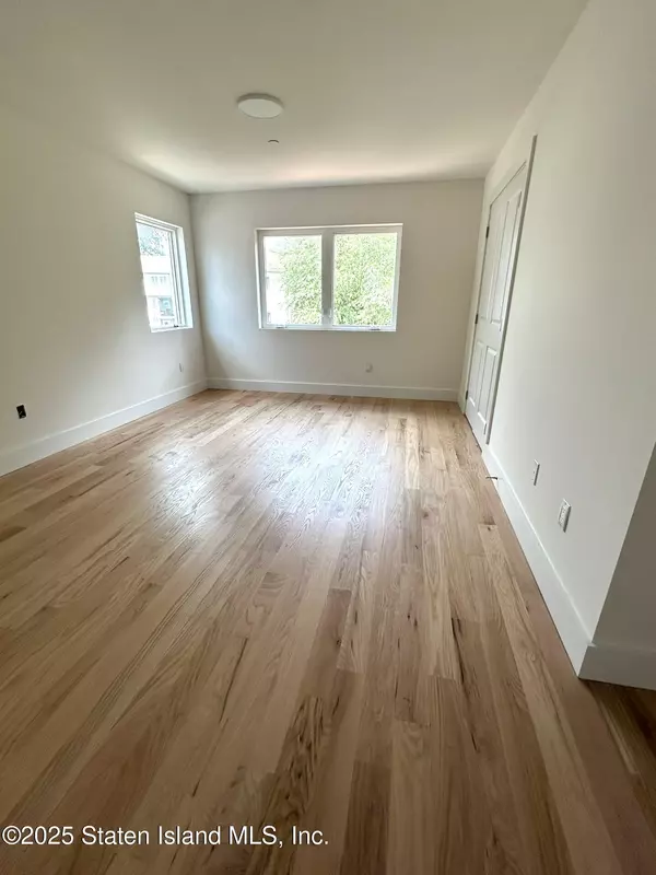 Staten Island, NY 10305,23 Marie ST