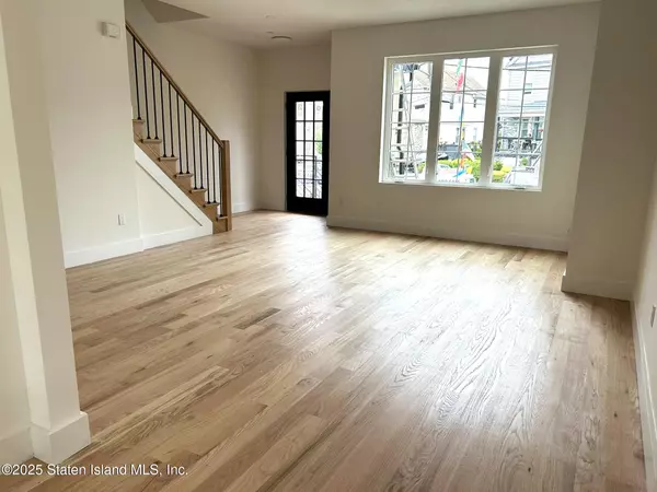 Staten Island, NY 10305,23 Marie ST