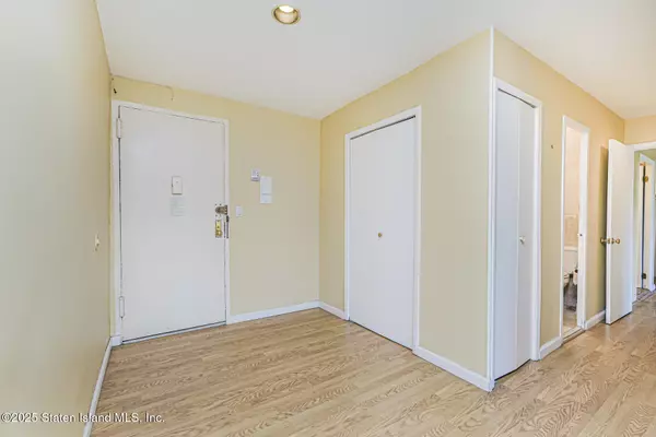 Staten Island, NY 10301,1100 Clove RD #60