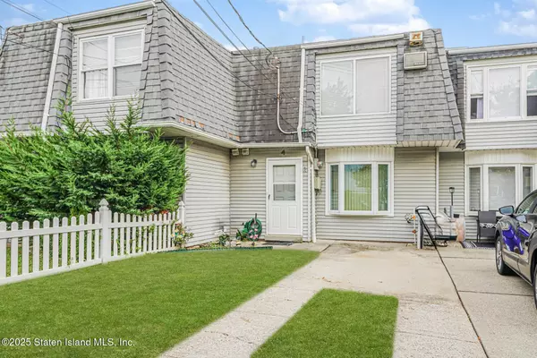 4 Mccormick PL, Staten Island, NY 10305