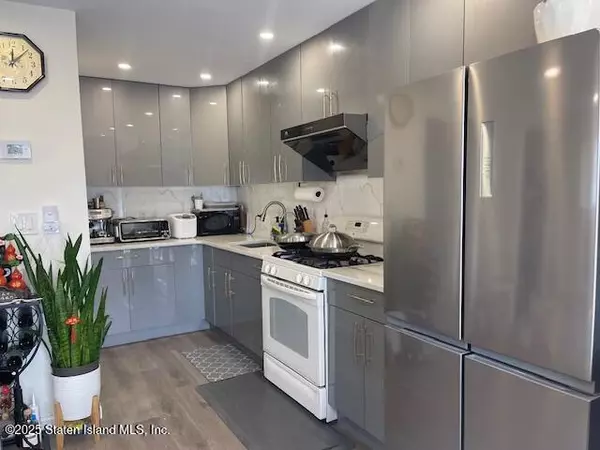 Staten Island, NY 10305,67 Husson ST