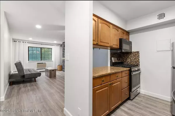 Staten Island, NY 10314,2 Elmwood Park DR #404