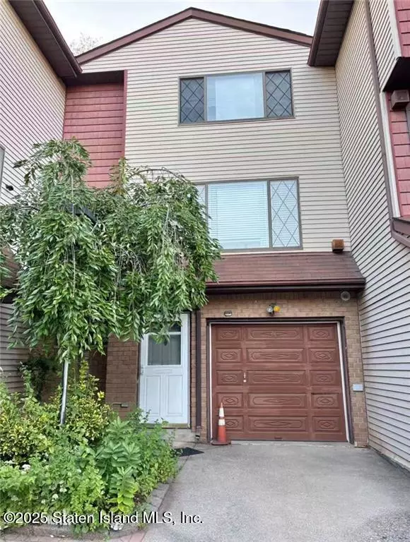 34 Maryland LN, Staten Island, NY 10305