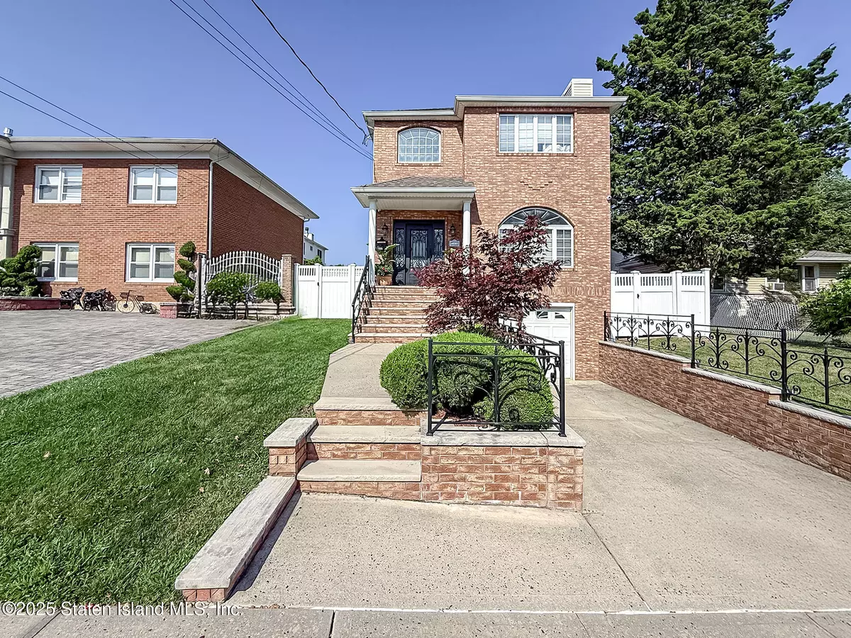 Staten Island, NY 10312,267 Woods Of Arden RD