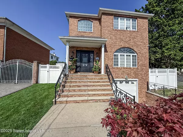 Staten Island, NY 10312,267 Woods Of Arden RD