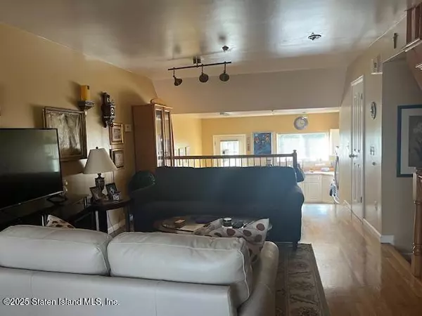 Staten Island, NY 10305,142 Alex CIR