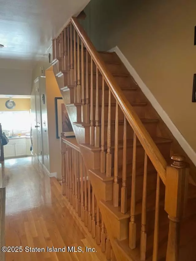 Staten Island, NY 10305,142 Alex CIR