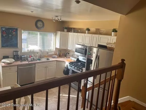 Staten Island, NY 10305,142 Alex CIR