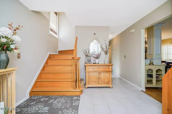 Staten Island, NY 10309,94 Clearmont AVE