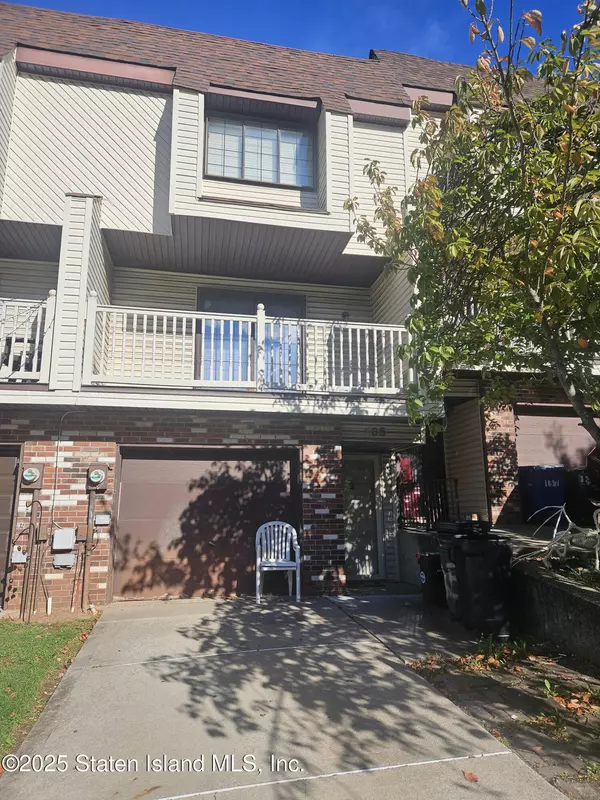 135 Russek DR, Staten Island, NY 10312