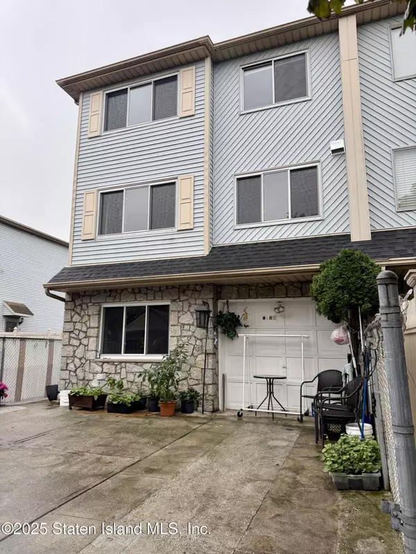 16 Wirt LN, Staten Island, NY 10309
