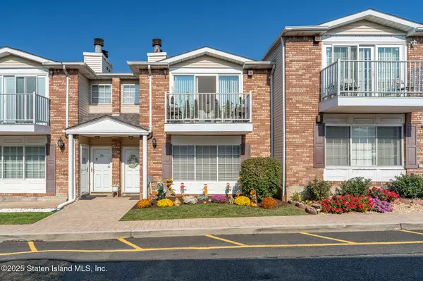 14 Saturn LN, Staten Island, NY 10314