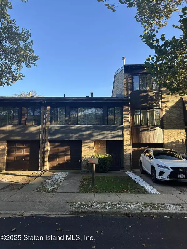 74 Claradon LN, Staten Island, NY 10305