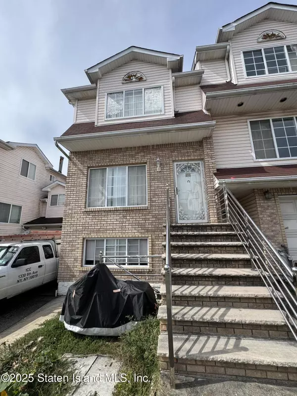 20 Meadow LN, Staten Island, NY 10306