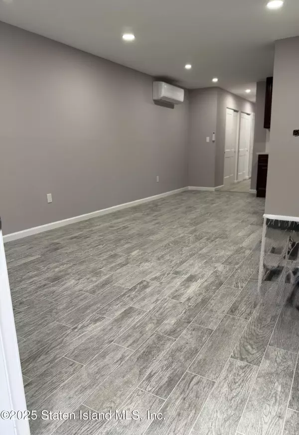 Staten Island, NY 10306,21 Luke Ct #1