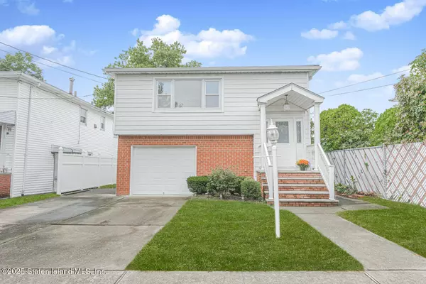 17 Greaves CT, Staten Island, NY 10308
